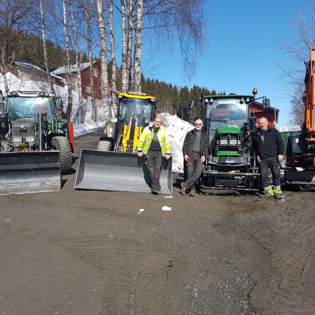 Mannskap foran traktorer og gravemaskin