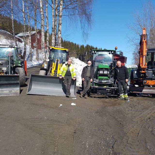 Mannskap foran traktorer og gravemaskin